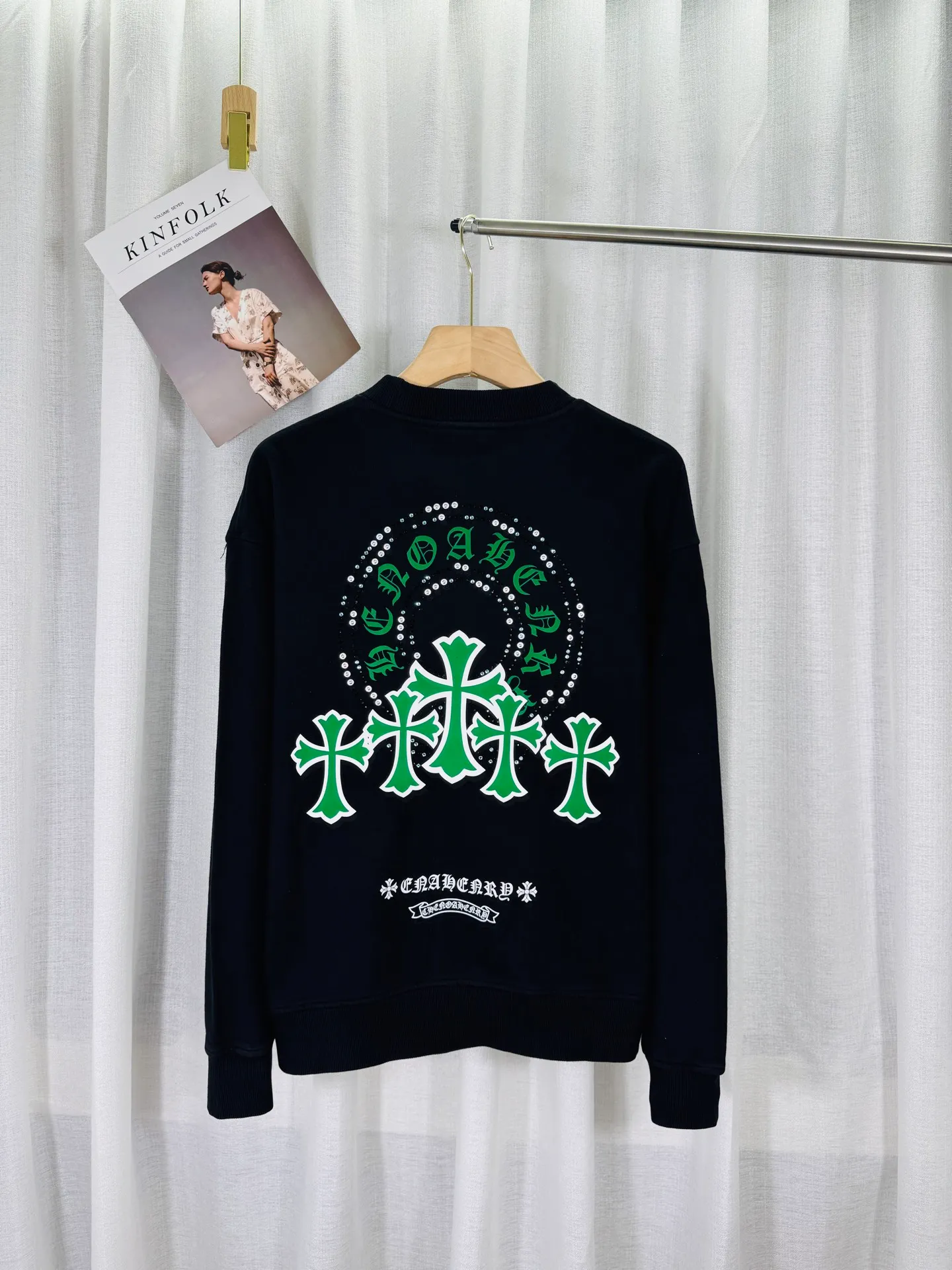 P260 top version, real shot without P, ​​different from market currency) 𝗖𝗵𝗿𝗼𝗺𝗲 𝗛𝗲𝗮𝗿𝘁𝘀/Cro Heart 2025 Reflective Embroidery Beads Compass Embroidery Autumn and Winter New Original Counter American Laser Burnt 3D Diamond Embroidery Couple Casual Sweater 👑The highest version! Customized fabric 420g tripe terry fabric! American acid-washed and distressed original fabric laser burnt ✟appliqué embroidery and exquisite embroidery of letters! The best-selling model in the counter, very comfortable to wear. Accessories: original molded and authenticated collar label➕100% silk wash label. Genuine purchase-grade original hangtag➕matching hanging rope➕3D hanging beads➕original packaging bag. Craftsmanship: The original version has consistent wiring! The highest version of the armhole matching technique! Color: Black White Size: S M L XL Style No.: 9321